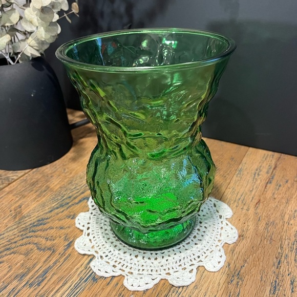 Vintage Green Textured Glass Vase – Mid-Century Style - Picture 4 of 14